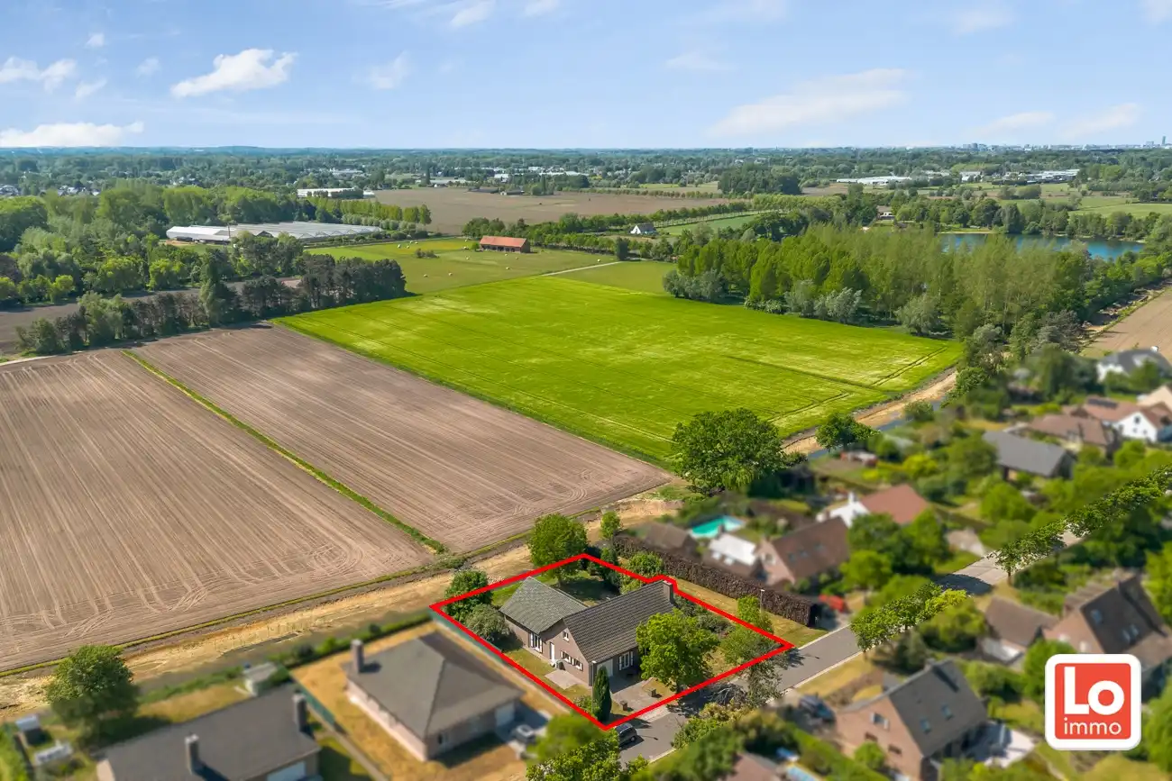 Hoofdfoto van de publicatie: Ruime te renoveren open villa met inpandige garage op een héél rustige toplocatie met open zicht in Lochristi!