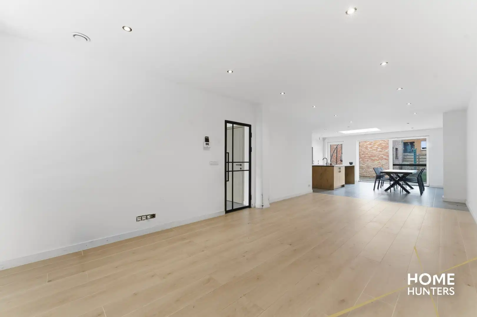 Instapklare gezinswoning met 4 slaapkamers, garage en uitweg te Sint-Kruis! foto 3