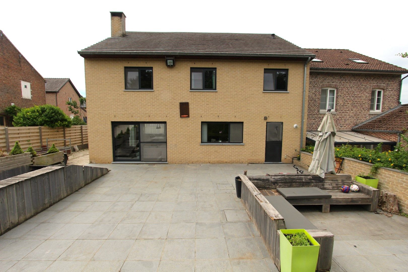 RECENTE WONING MET 5 SLAAPKAMERS EN GROTE TUIN foto 8