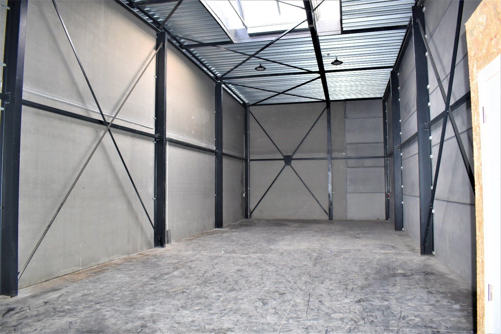 Recent magazijn (150 m²) te Oeselgem foto 2
