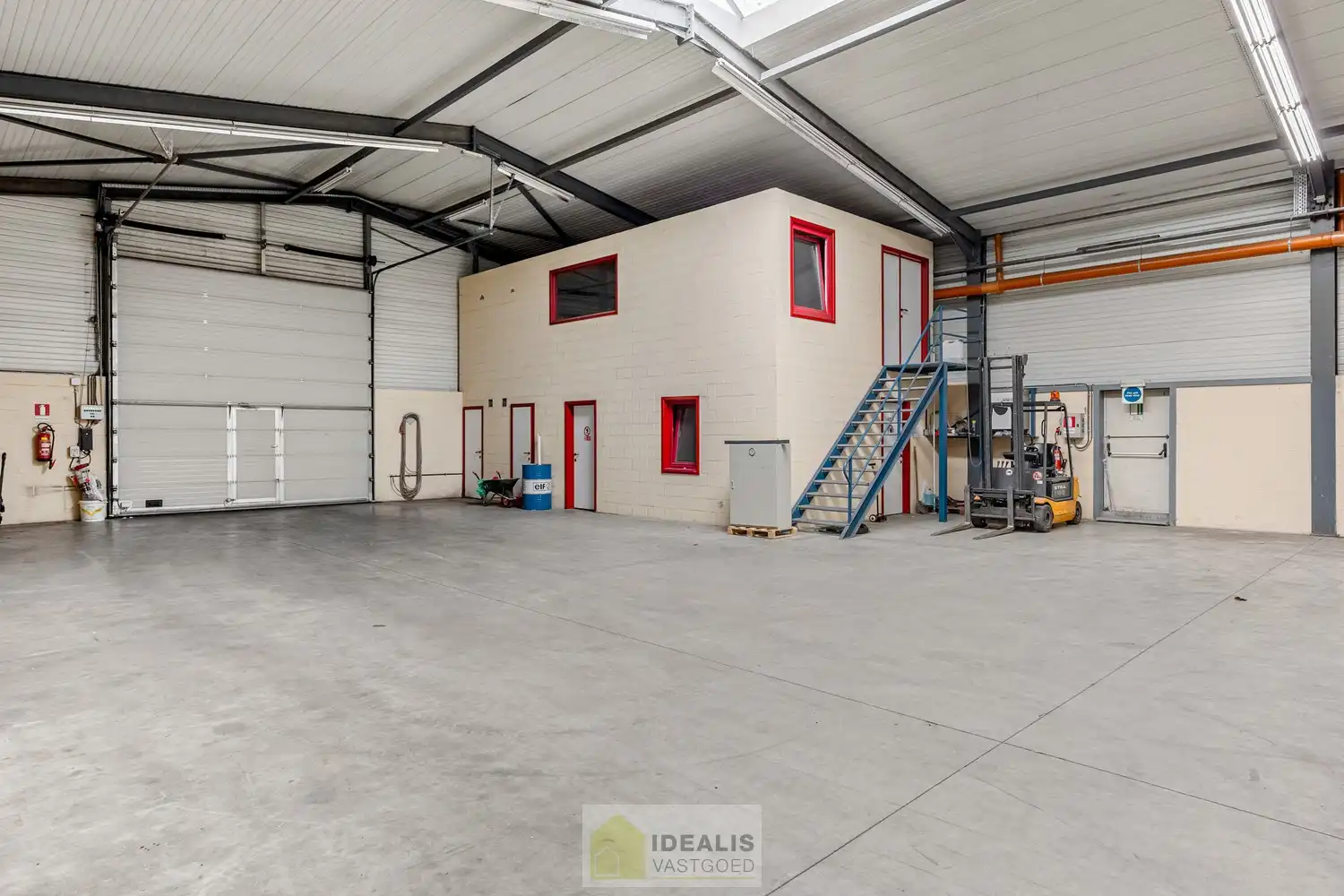 IDEALIS VASTGOED – Industrieel bedrijfsgebouw van maar liefst +-5000m² bruikbare oppervlakte, bestaande uit bedrijfshallen, kantoor- en vergaderruimtes en een appartement met een centrale ligging op industrieterrein Genk Zuid op een perceel van 10.326m² (1,03 hectare). foto 34