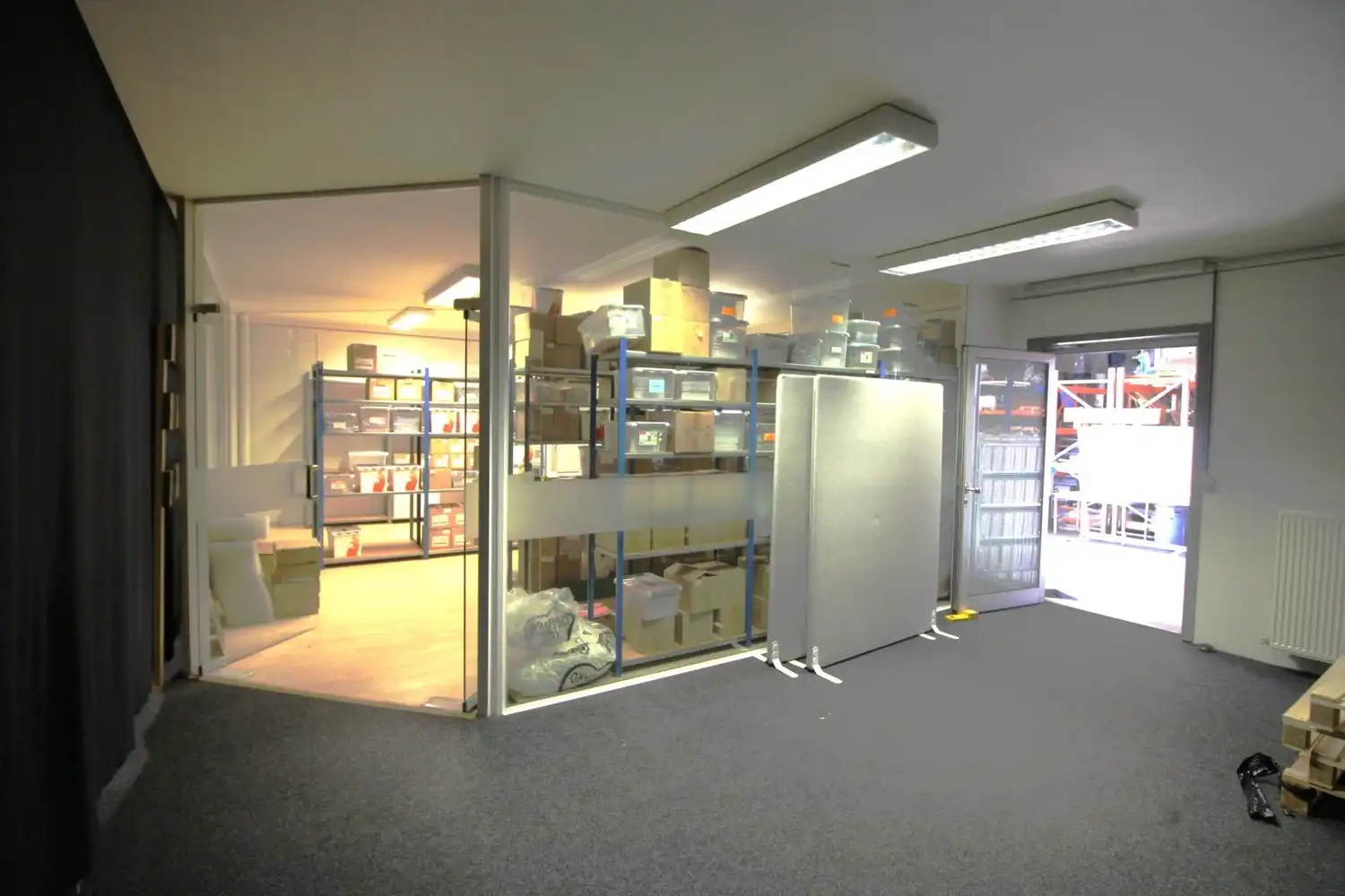 bedrijfsgebouw | 960m² showroom, kantoren en 840m² magazijnruimte. foto 14