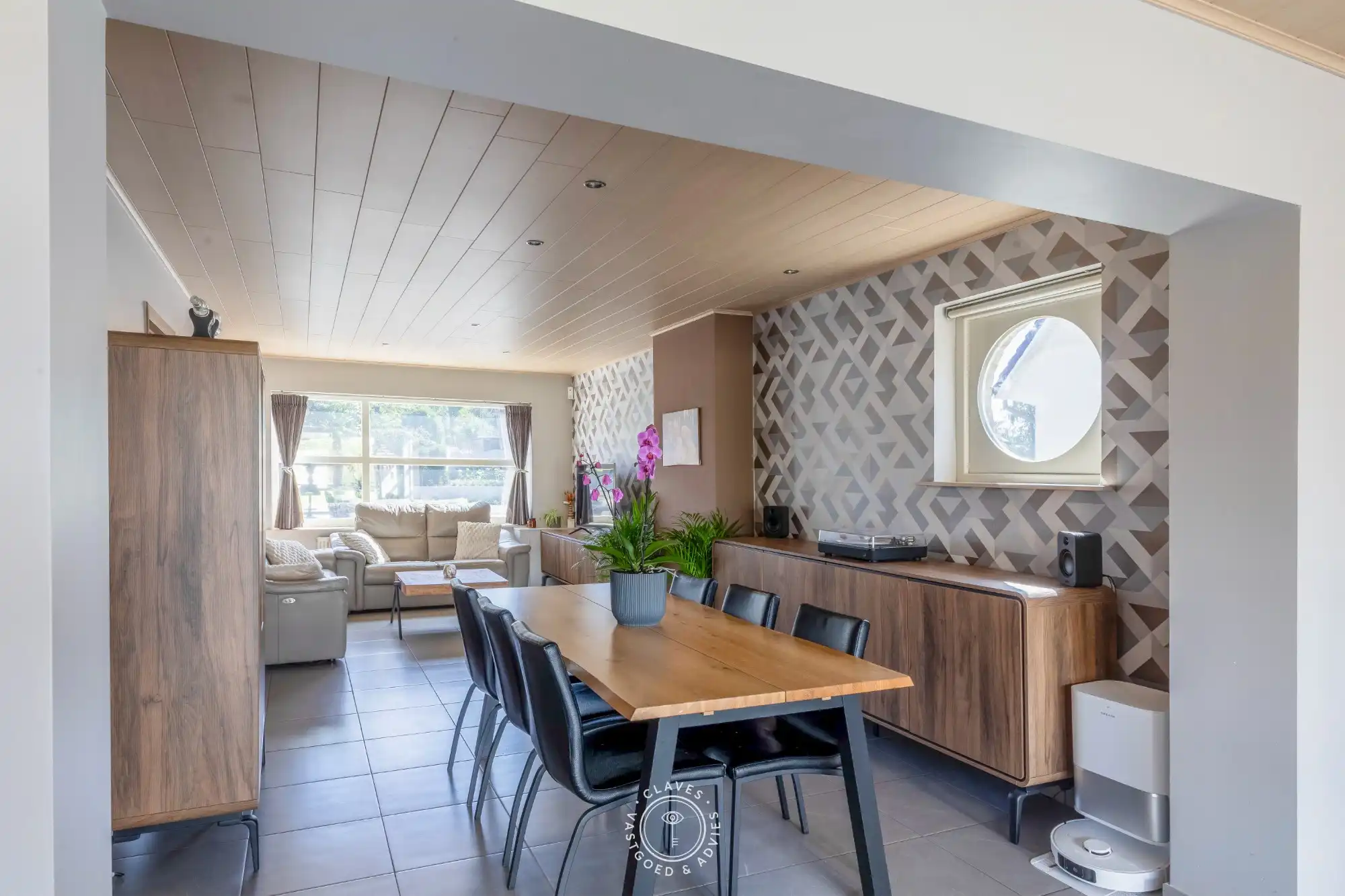 Vernieuwde halfopen bebouwing met 3 slaapkamers en prachtige tuin foto 4