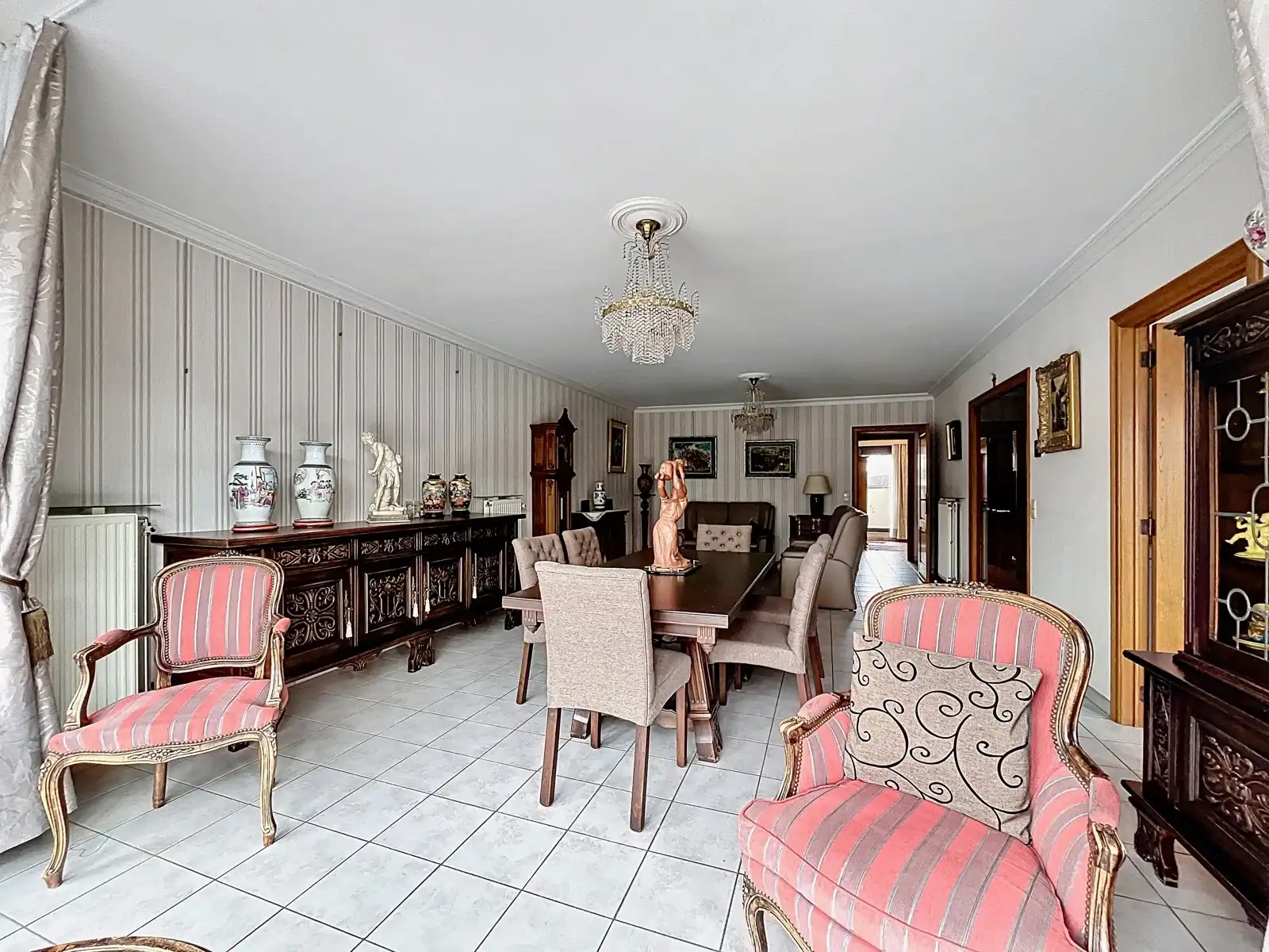 Lichtrijk én Ruim Appartement met 2 SLPK, Centrum Aalst! foto 4