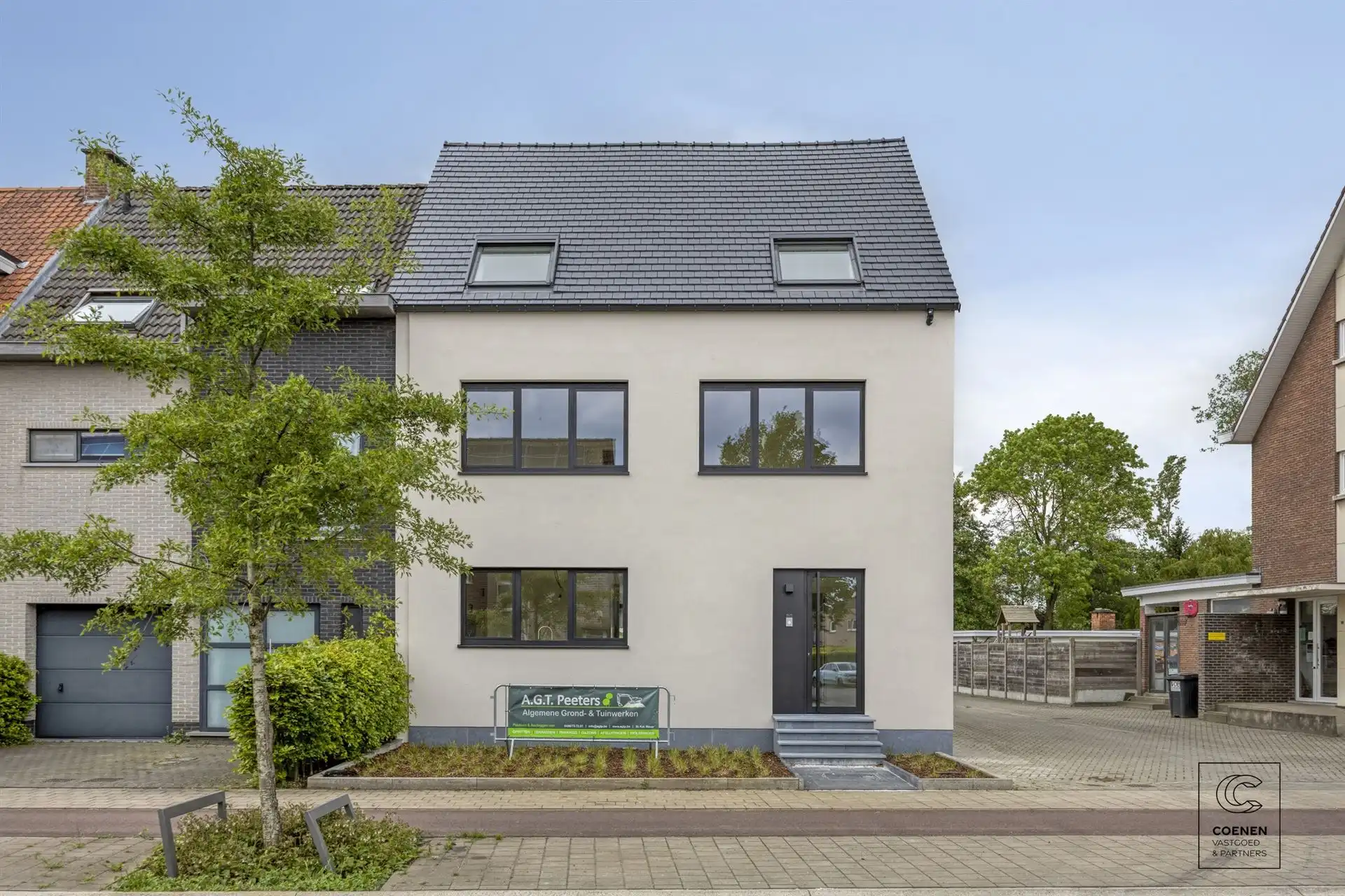 Volledig gerenoveerde woning van 230 m² met 5 slpk's! foto {{pictureIndex}}