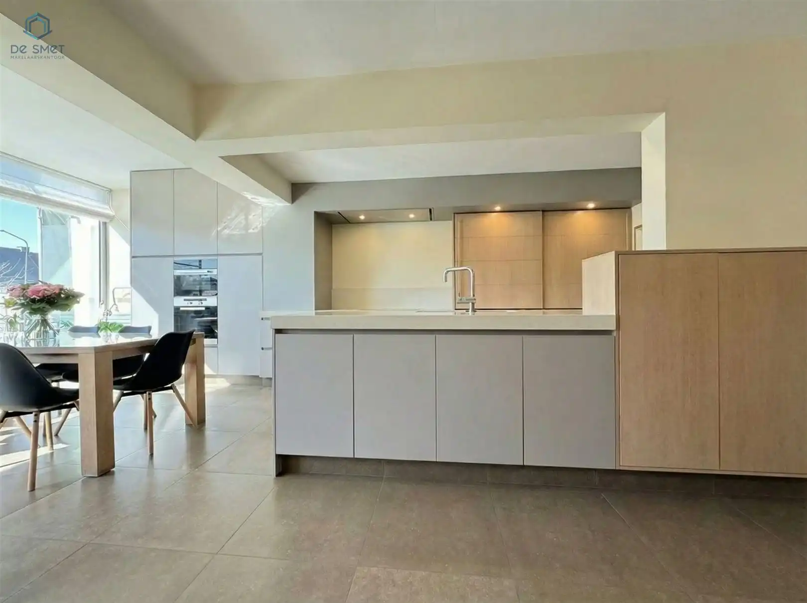 Verrassend ruime instapklare woning met 5 slaapkamers, garage en zonnepanelen! foto {{pictureIndex}}