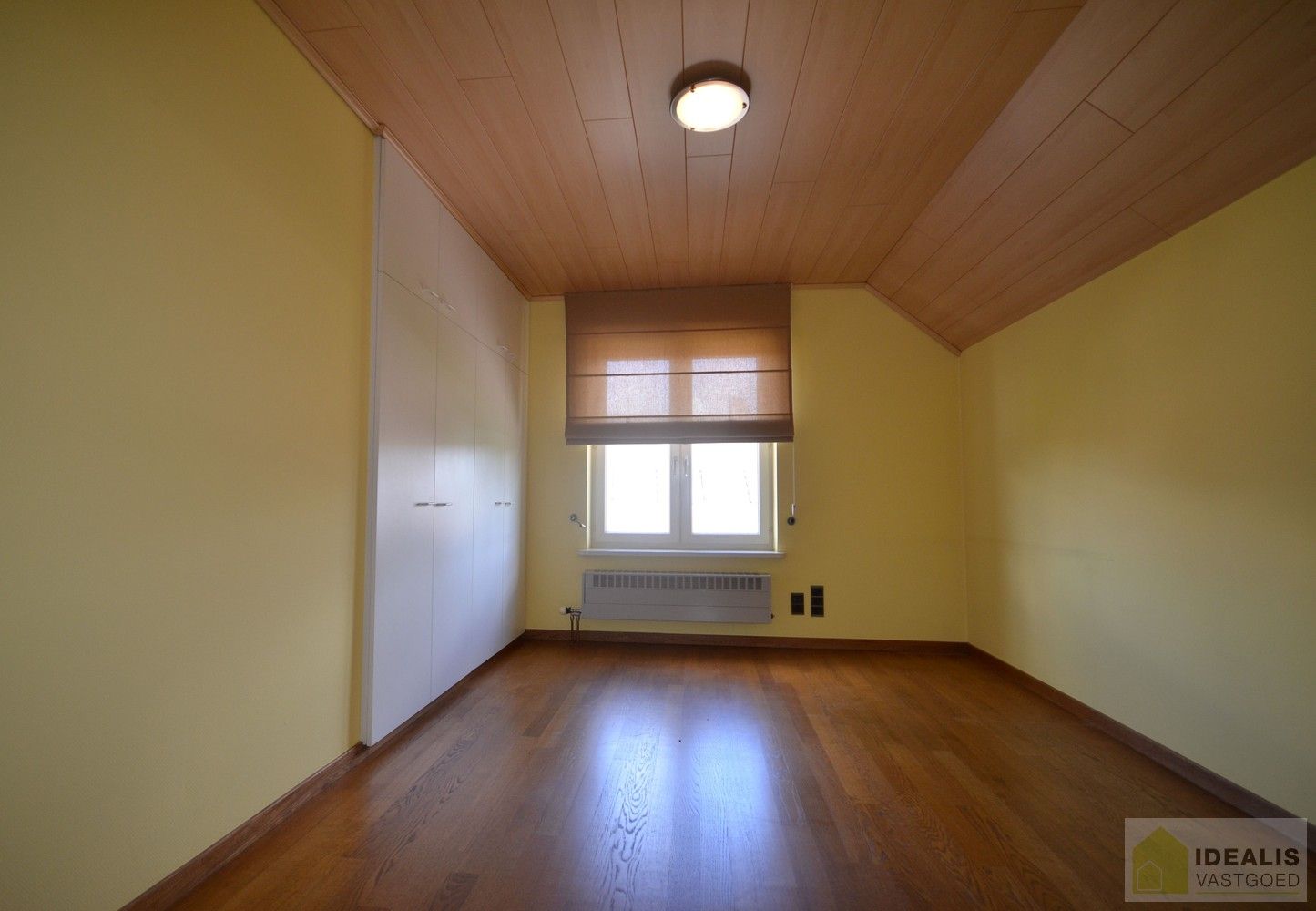 IDEALIS VASTGOED – Charmante, instapklare woning in een groene, rustige omgeving in hartje Hechtel (Hechtel-Eksel) met +-370m² bewoonbare oppervlakte! Deze gezellige woning biedt een aangename leefruimte, maar liefst 5 slaapkamers, 2 badkamers, een praktische indeling én een ruime tuin waar je volop kan genieten van het uitzicht. Het pand bevindt zich op een mooi breed perceel en is ideaal voor wie houdt van rust en privacy, maar toch een vlotte verbinding wenst naar omliggende gemeenten en steden. foto 28