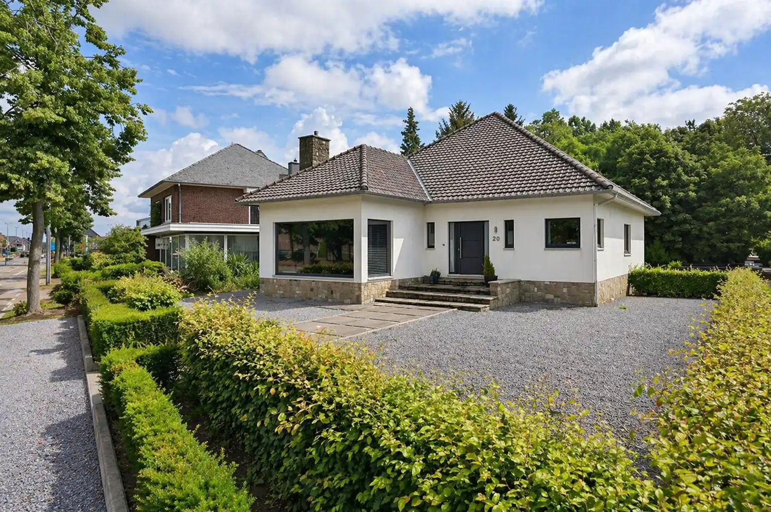 Instapklare woning op een ruim perceel van circa 8a8ca met tuin en garage op een gunstige locatie. foto 3