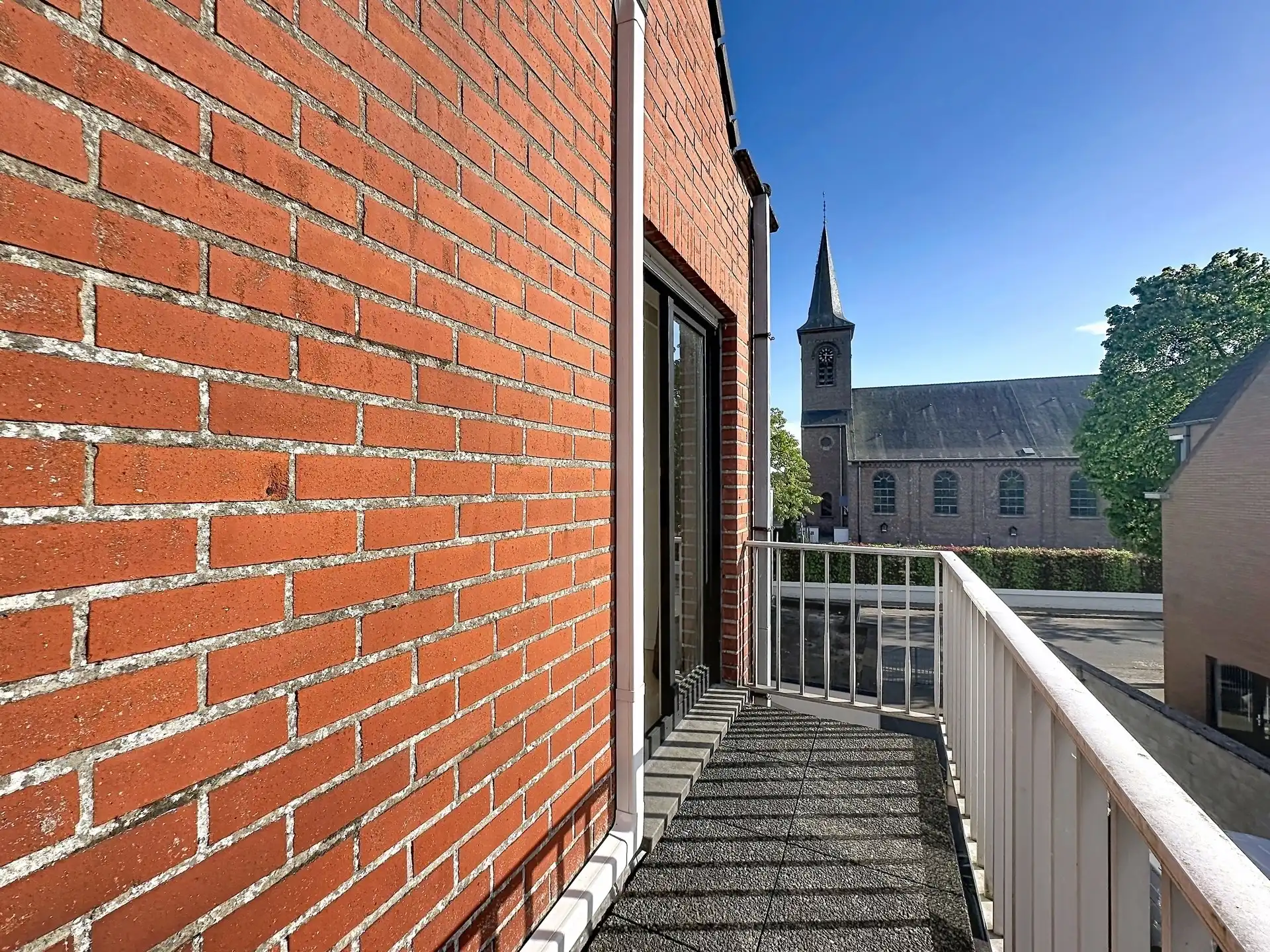 Instapklaar appartement met 2 slaapkamers en terras foto 4