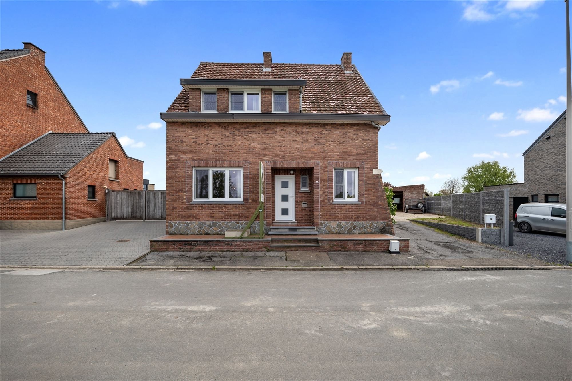 OP TE FRISSEN GEZINSWONING MET GARAGE EN STALLEN VAN MEER DAN 200M² OP EEN TOPLOCATIE IN ZEPPEREN foto 3