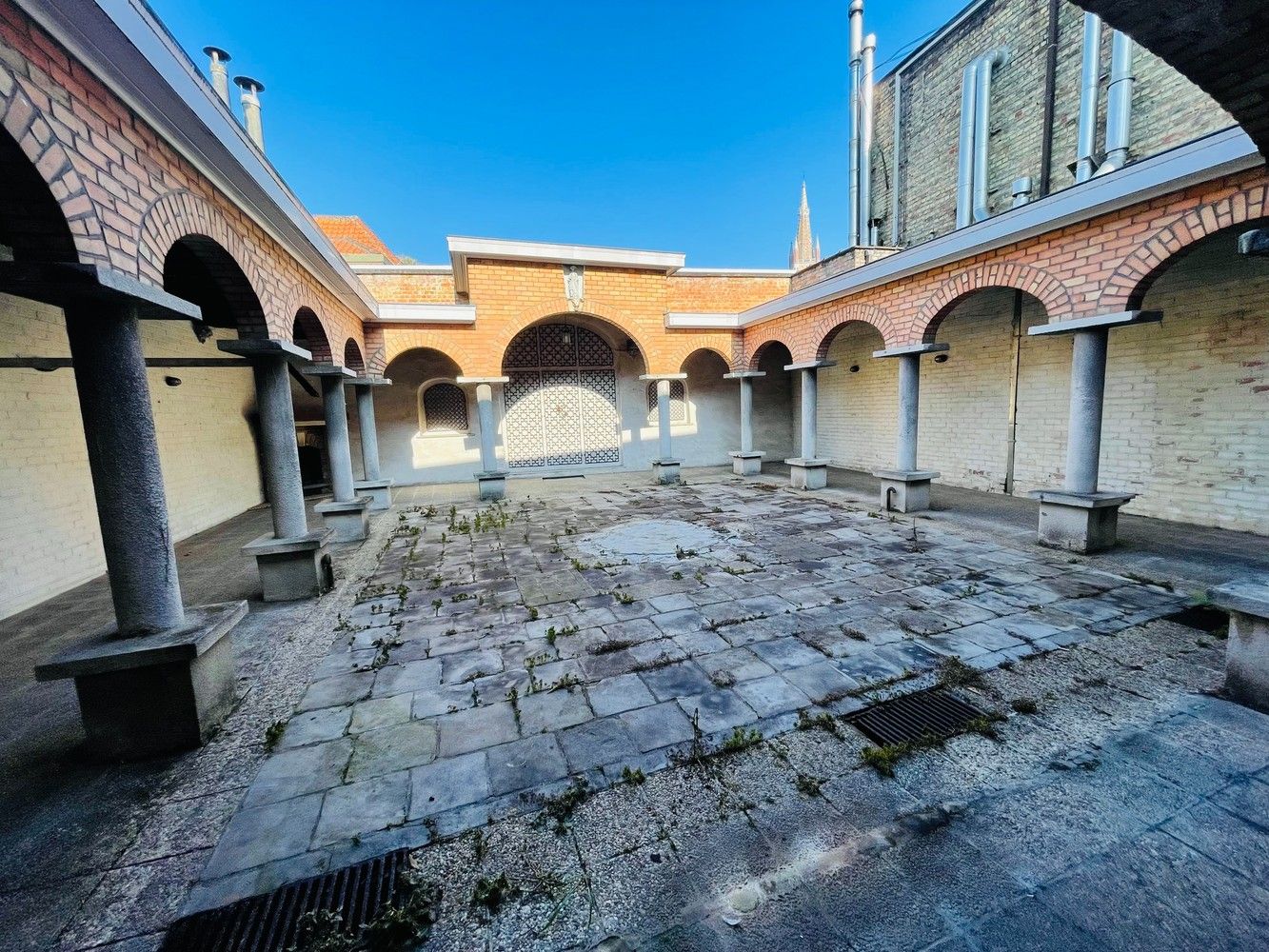 Hartje Brugge  TOP  TOERISTISCHE LIGGING , in de GOUDEN DRIEHOEK, Uitzonderlijk HANDELSPAND ( gevelbreedte 11 meter)                          LICHTRIJKE WINKELRUIMTE ,uitgevend op  Exclusieve STADSPATIO met overdekte rondgang van 105m²+ GARAGE van 30 m² UNIEK  IN BRUGGE op dergelijke ligging ! ERBOVEN lichtrijk ruim APPARTEMENT met zonneterras, foto 37