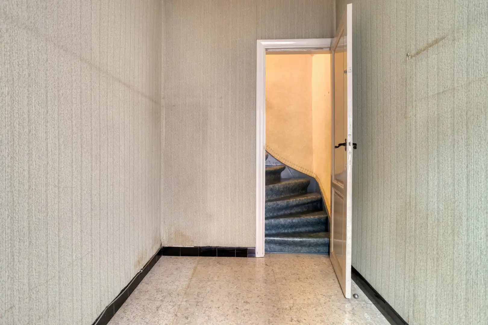 Te renoveren woning met tuin en garage in het centrum van Menen! foto 10