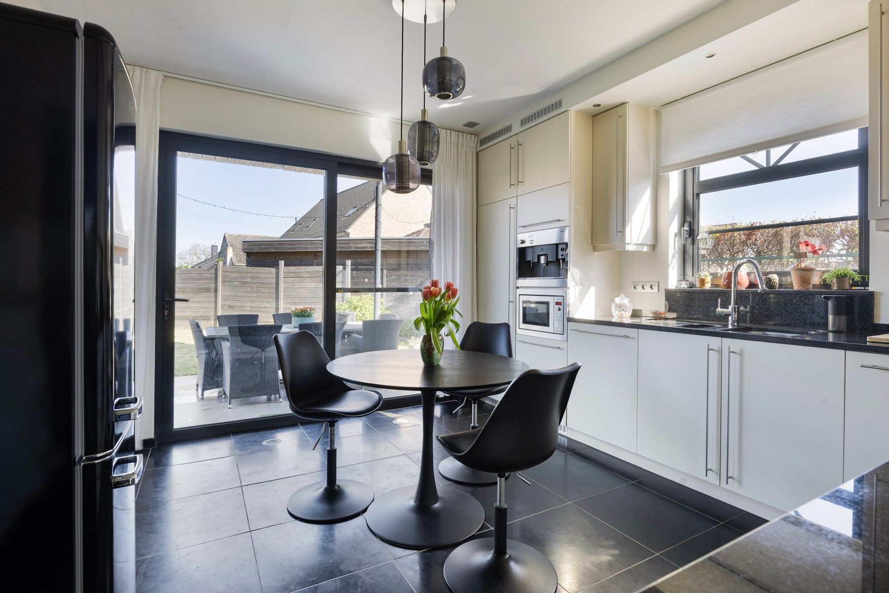 Gelijkvloersappartement met terras en kleine tuin foto 9
