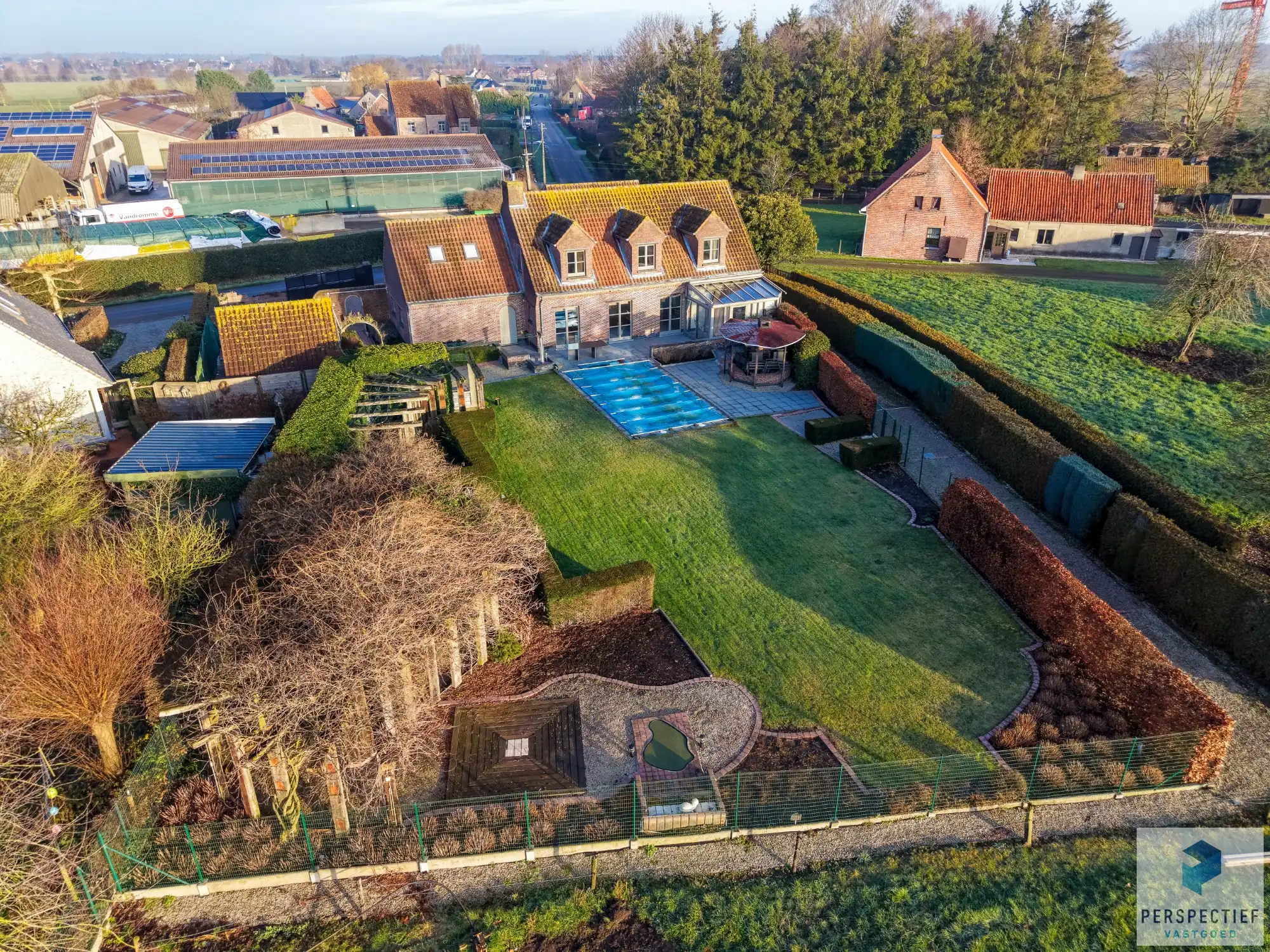 Landelijk gelegen villa met handelsruimte en buitenzwembad op 1370 m² foto 24