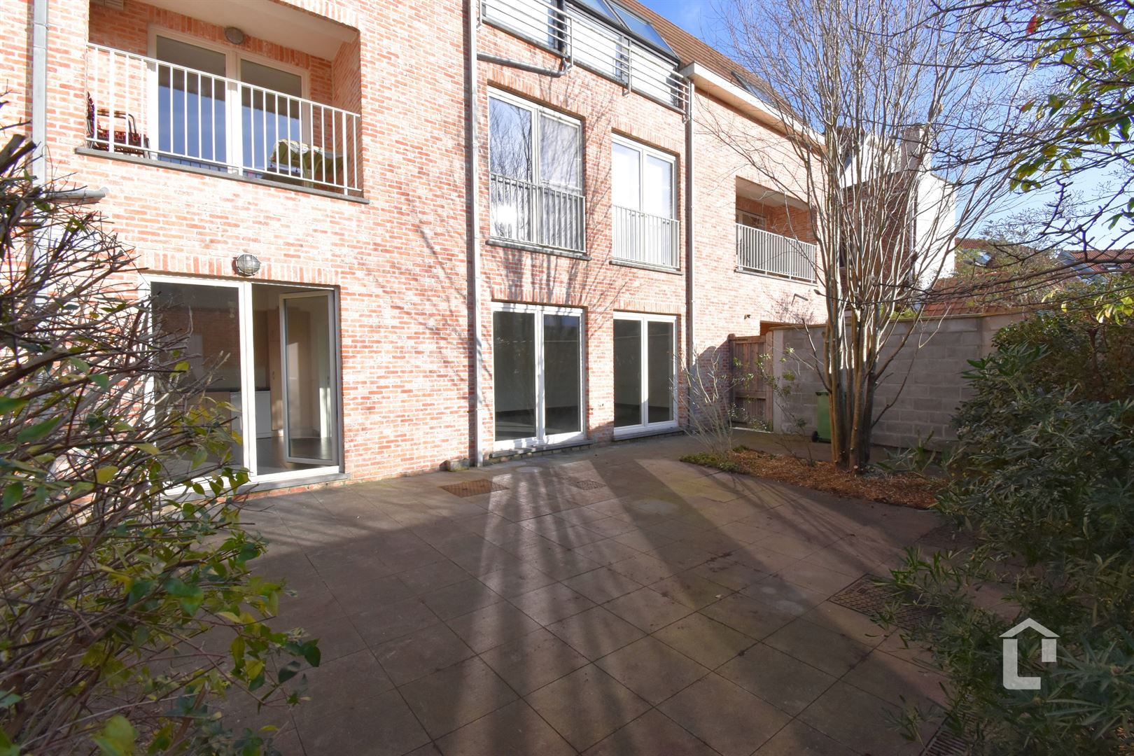 Ruim, recent gelijkvloers appartement in centrum Sint-Denijs-Westerm foto 14