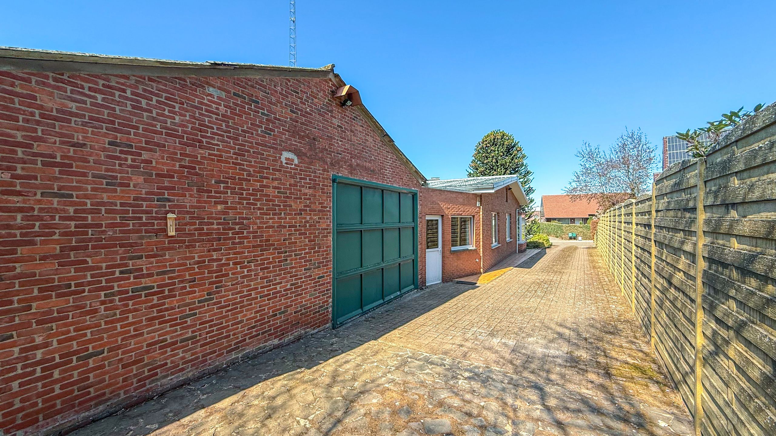 Splitlevel woning met 3 slaapkamers en ruime werkplaats!  foto 38