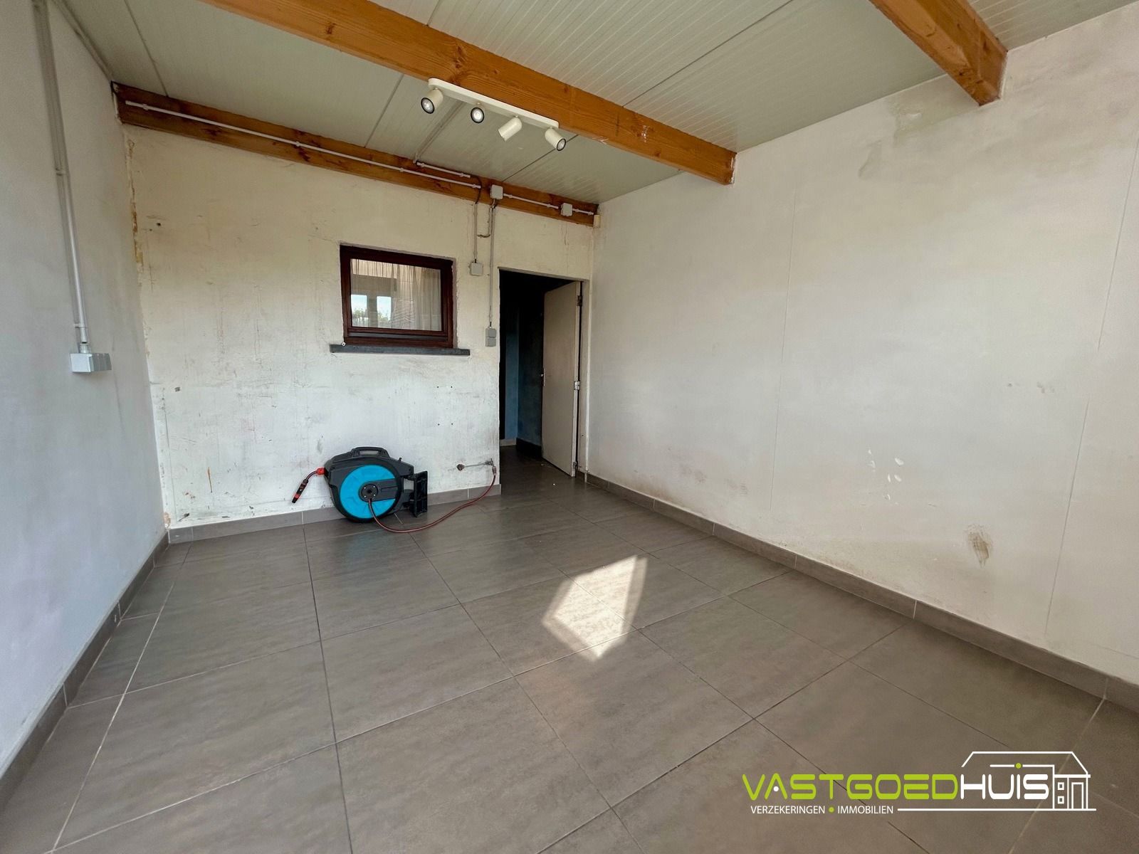 Te renoveren gezinswoning met garage en tuin foto 12