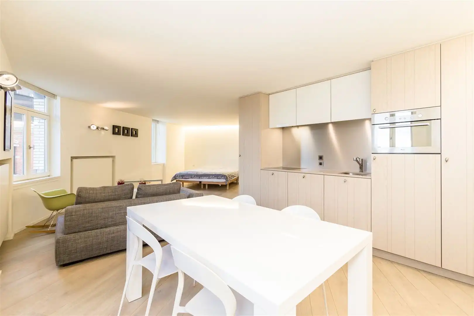 Gemeubelde luxestudio van 63 m² aan de Bolivarplaats foto 5