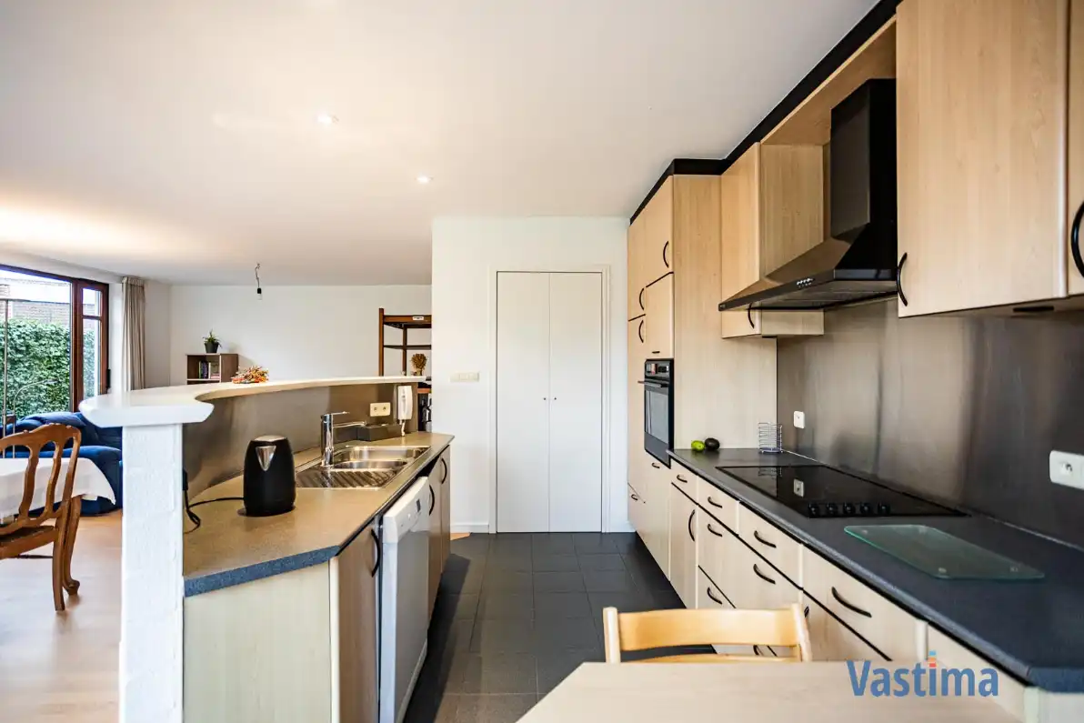 Ruime halfopen gezinswoning met praktijkruimte en tuin foto 7