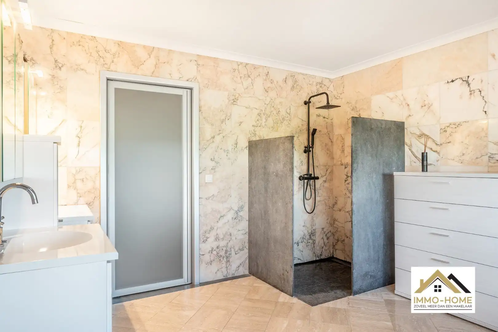 Ruime woning met prachtig uitzicht foto 16