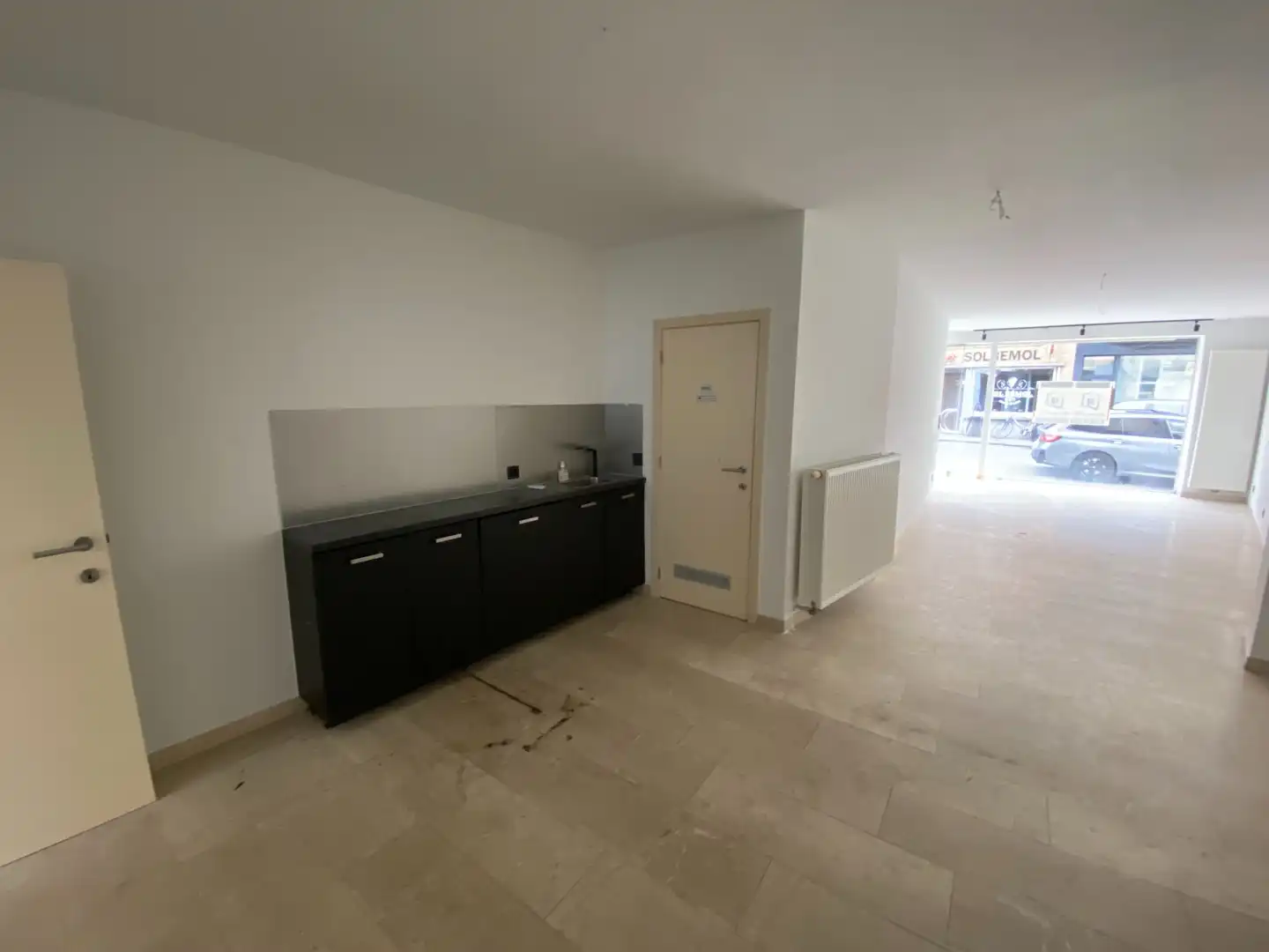 Zeer gunstig gelegen winkel-/praktijk- of kantoorruimte foto 4