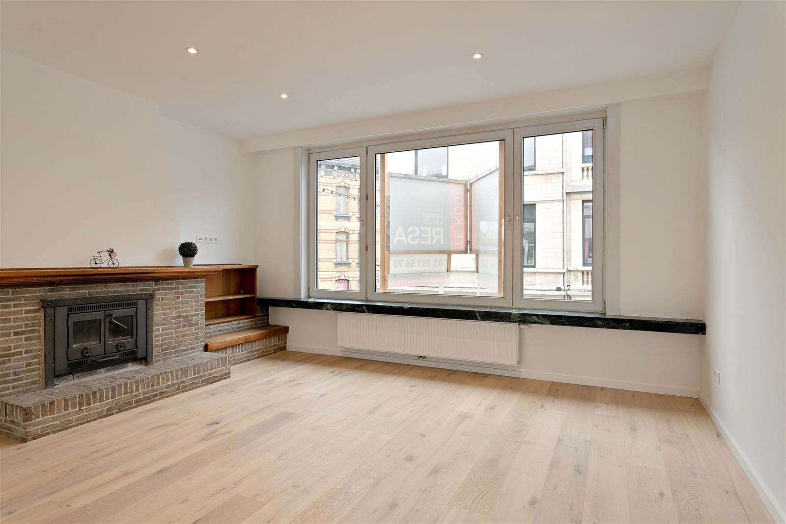  RUIM - KARAKTERVOL TRIPLEX appartement met 4 SLPK | vlakbij Berchem station. foto {{pictureIndex}}