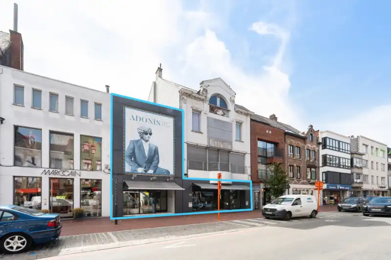 Exclusieve handelsopportuniteit op topligging in Roeselare ROESELARE – NOORDSTRAAT | RUIME HANDELSZAAK VAN >450 M² + ATELIER EN EXTRA RUIMTES foto {{pictureIndex}}