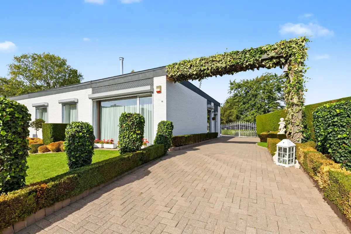 Bungalow met 3 slaapkamers en garage foto 2
