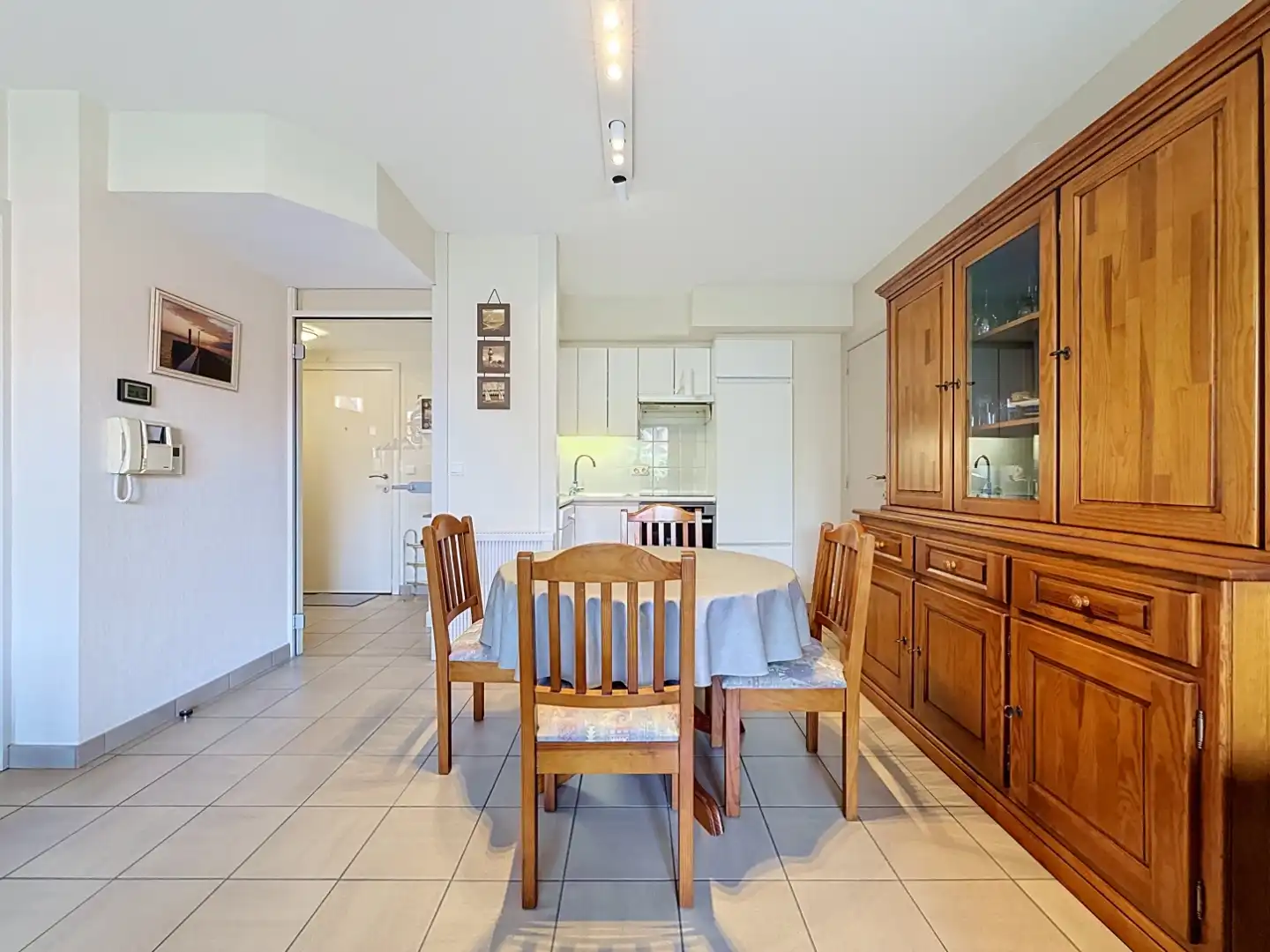Instapklaar appartement Inclusief autostaanplaats nabij het strand van Nieuwpoort foto 3