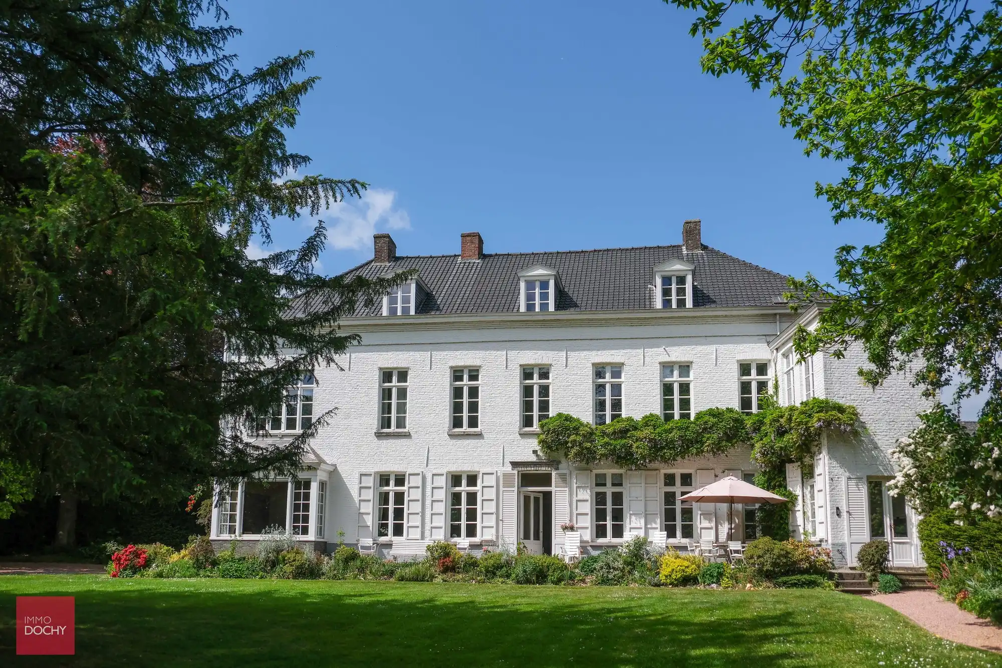 Hoofdfoto van de publicatie: Karaktervolle herenvilla  palend aan oude Scheldearm