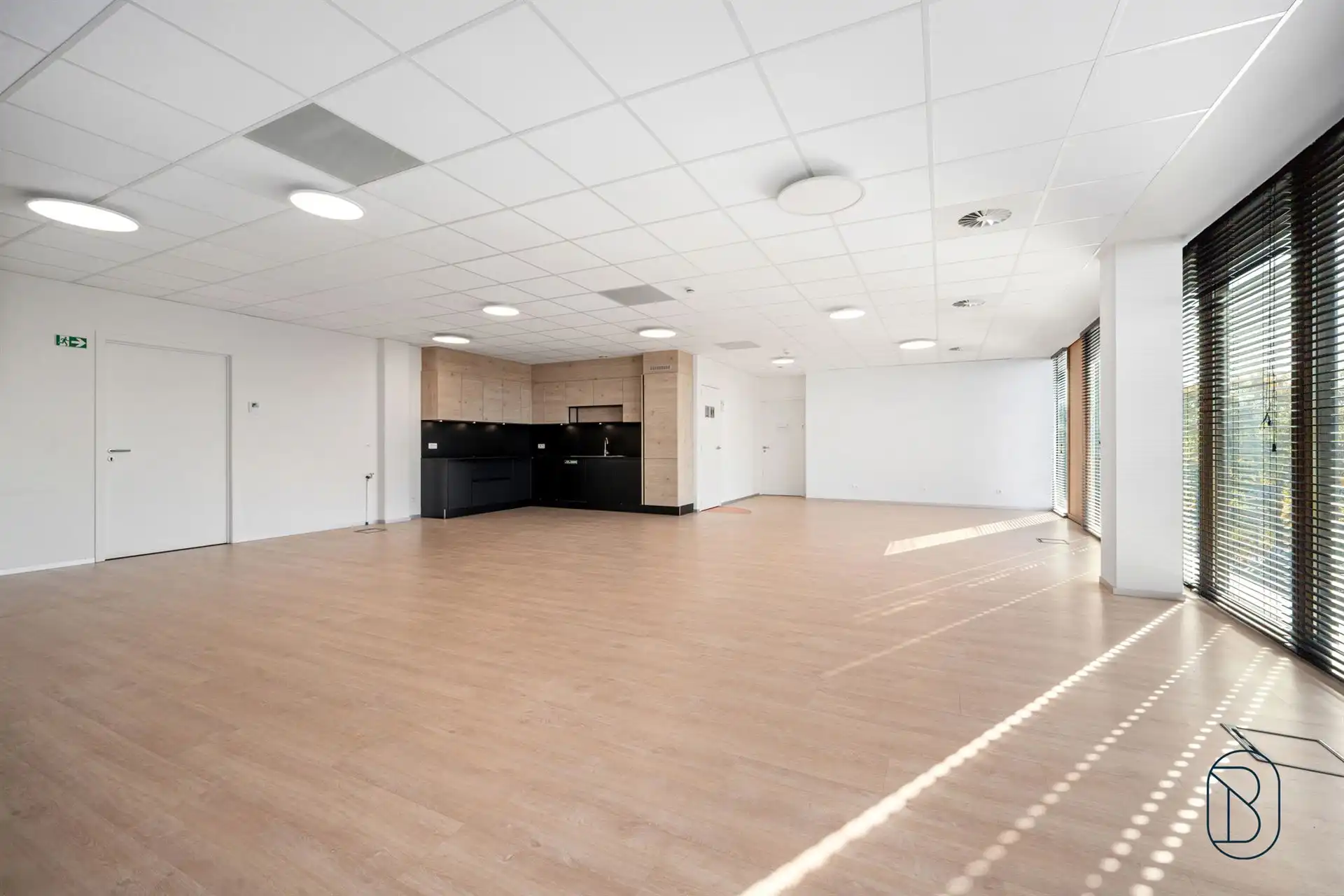 Lichtrijk groot kantoor in mooi bedrijfscomplex te Zwevegem foto 11