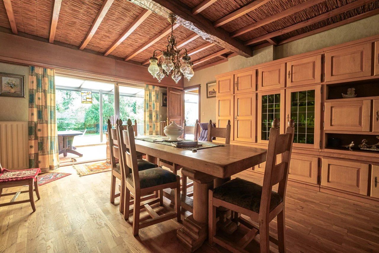 Ruime, op te knappen villa met handelsruimte foto 9