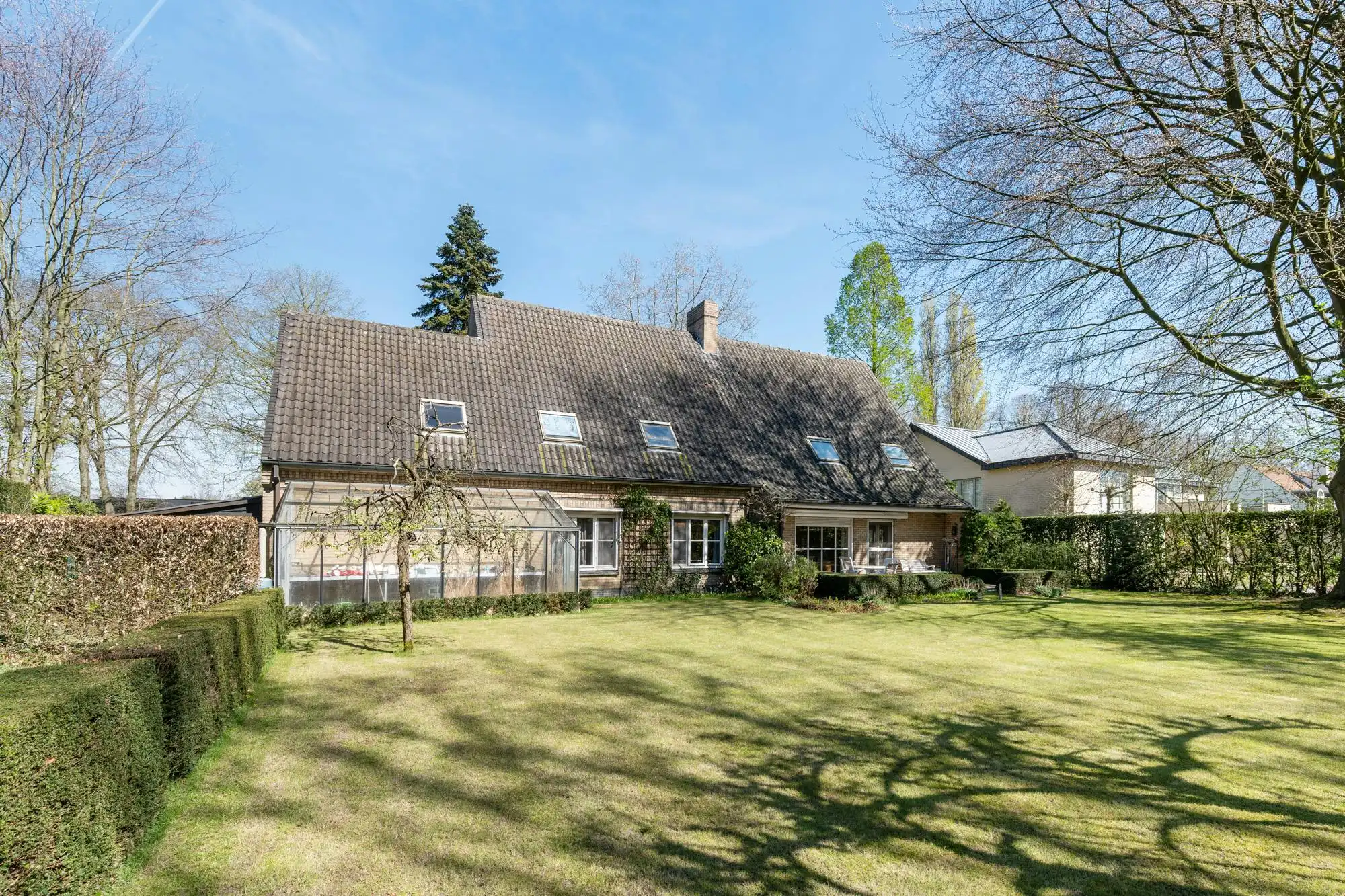 Hoofdfoto van de publicatie: Ruime karaktervolle villa in het Lindenpark te Deurle