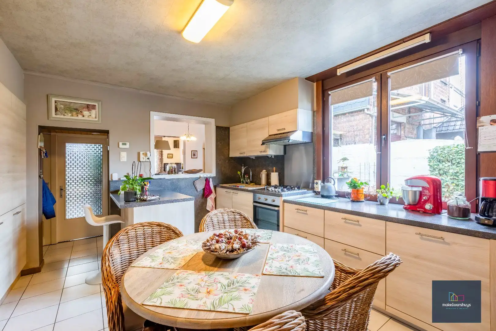 Verzorgde halfopen bebouwing met grote tuin en carport  foto 7