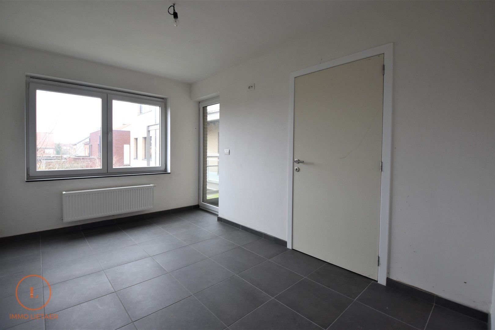 Nieuw appartement met veel lichtinval, 2 terrassen en een voorziene keuken op een centrale ligging in Wervik. foto 7