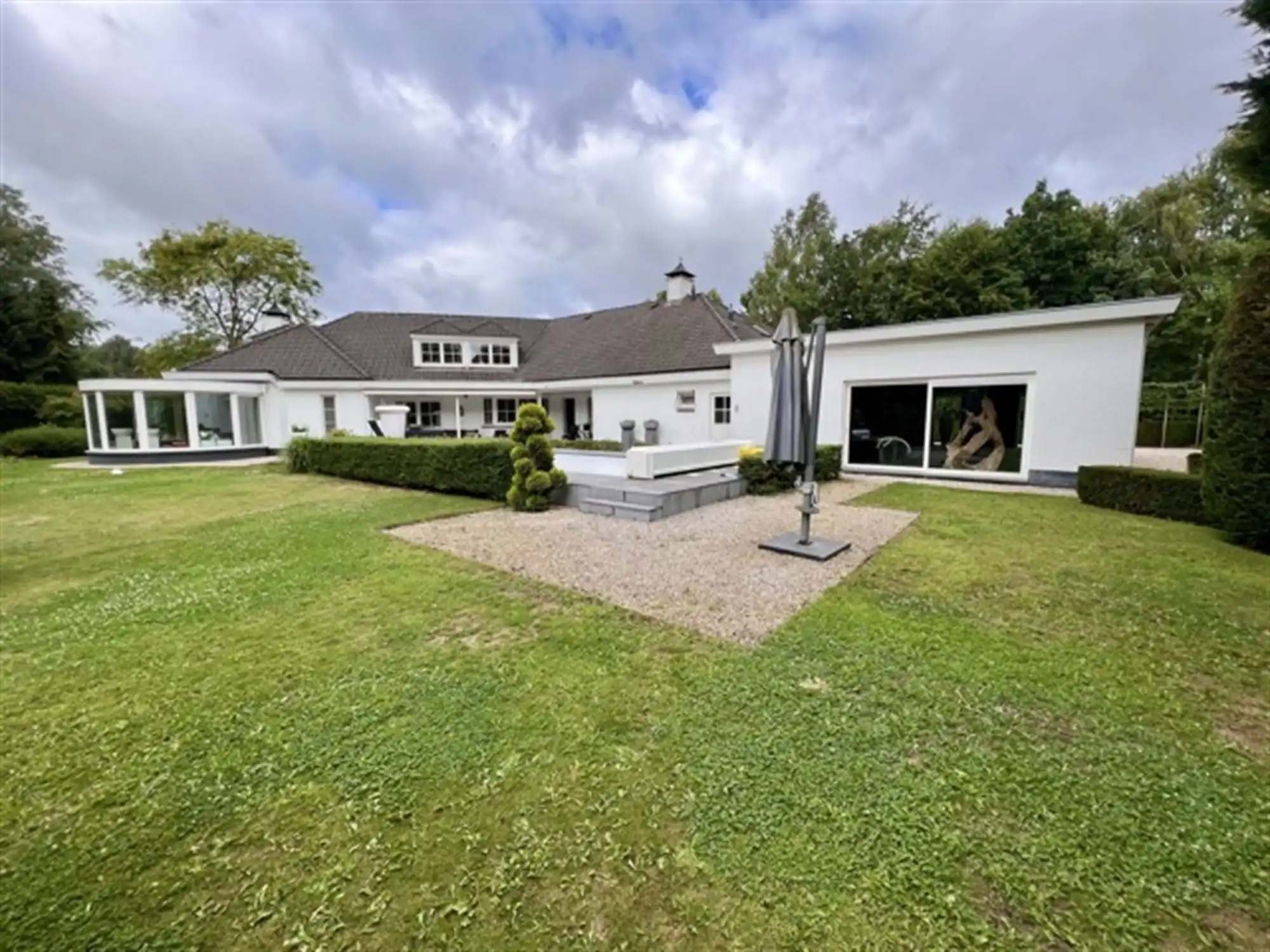 Villa met binnen en buitenzwembad foto 37