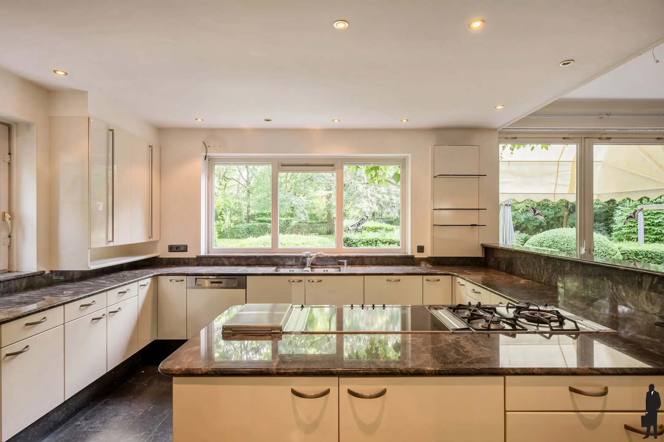 Op absolute toplocatie gelegen villa! foto 13