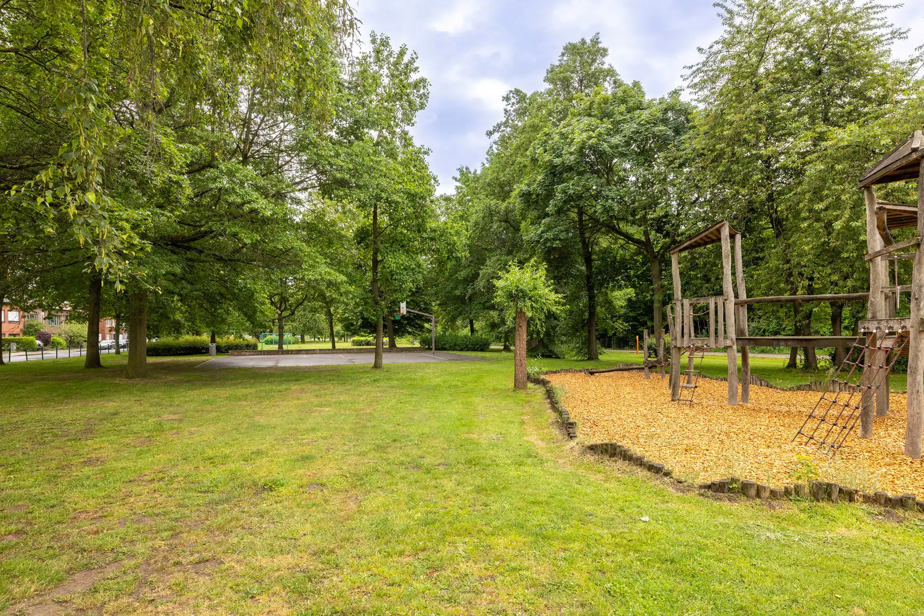 Gezinswoning met 4 ruime slaapkamers en tuin in Ekeren foto 34