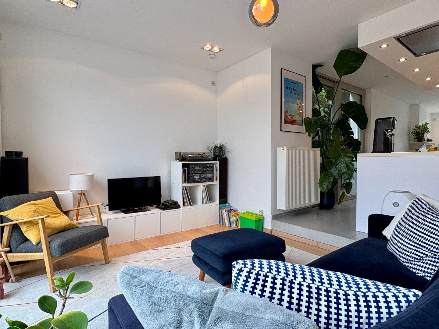 Hoogwaardig gerenoveerde woning in het centrum van Kuurne met garage. foto {{pictureIndex}}
