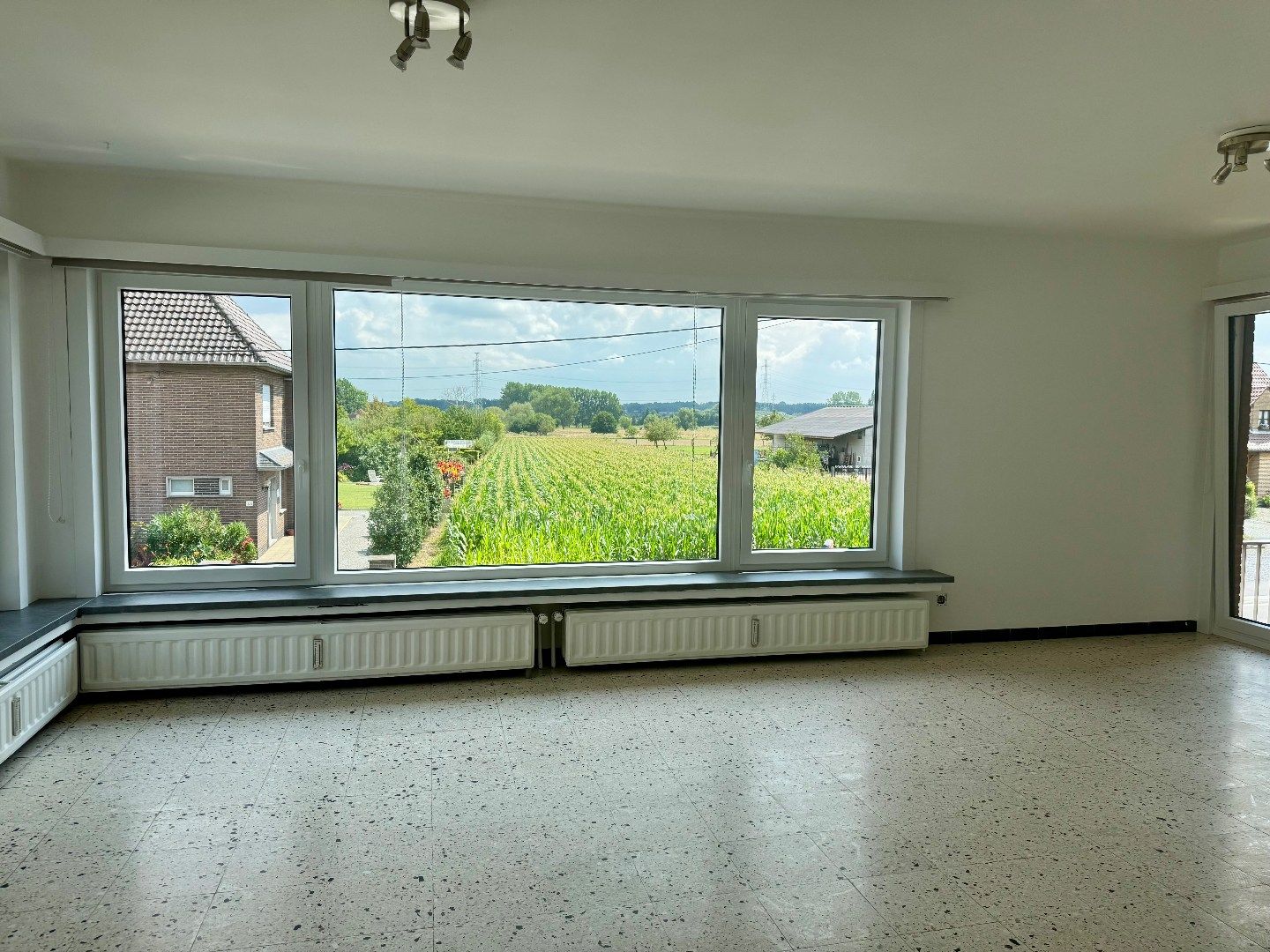 Mooi instapklaar 2-slaapkamerappartement met garage en parking in Merchtem foto 6