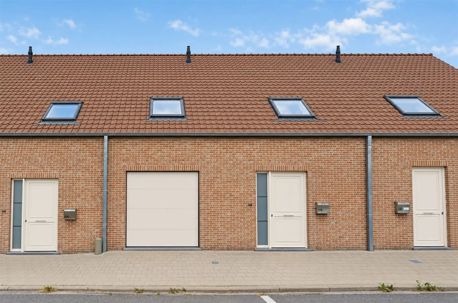 instapklare woning met drie slaapkamers en garage foto {{pictureIndex}}