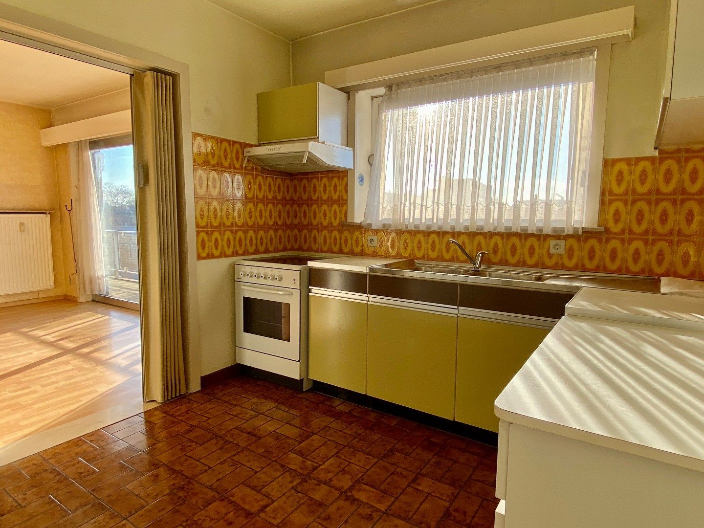 Appartement met 2 slaapkamers en staanplaats op de markt van Harelbeke  foto 3