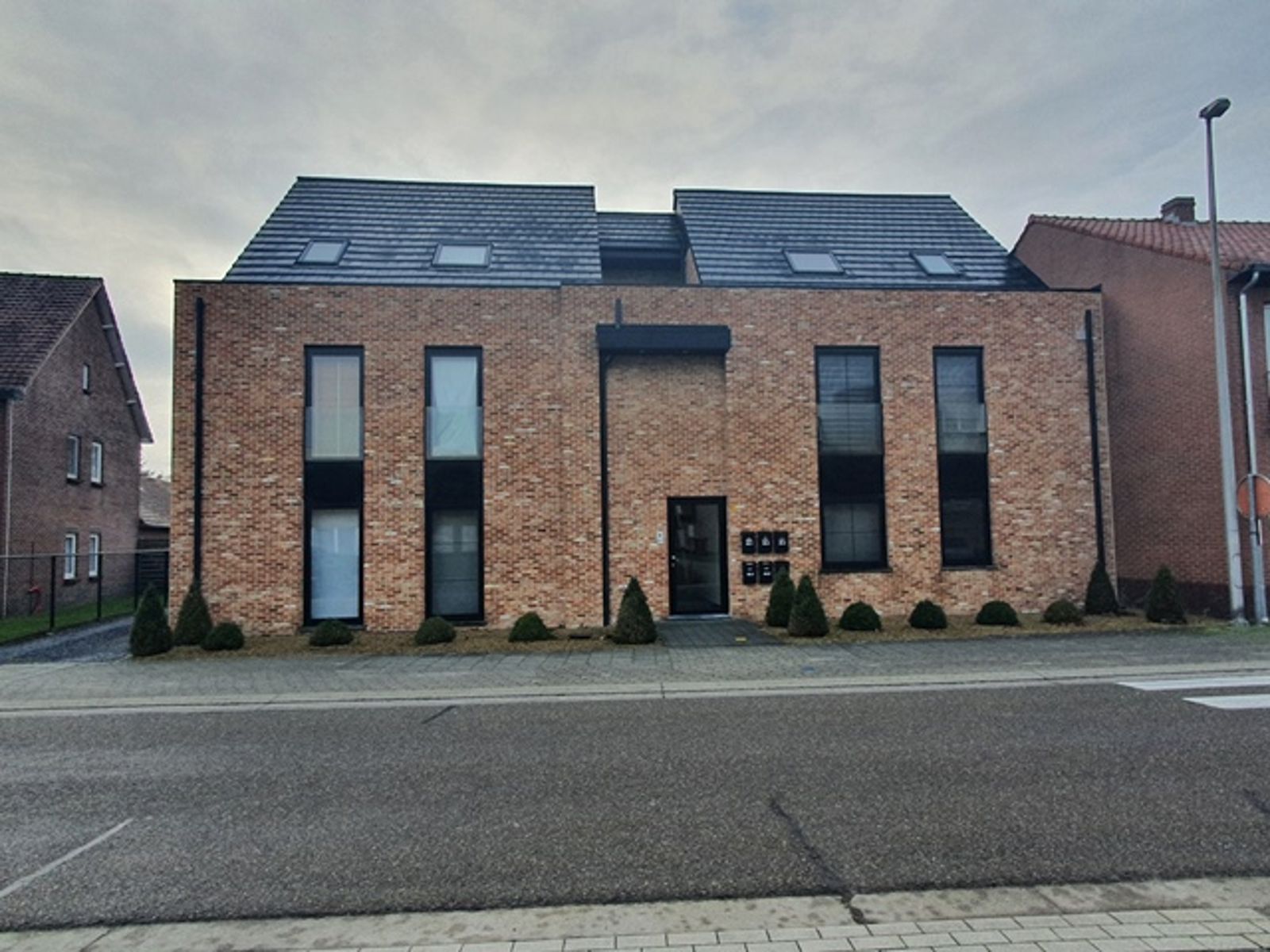 VASTGOED RIJKEN: Prachtig bemeubeld duplex appartement met 2 slaapkamers, ruim terras en 2 parkeerplaatsen! foto {{pictureIndex}}