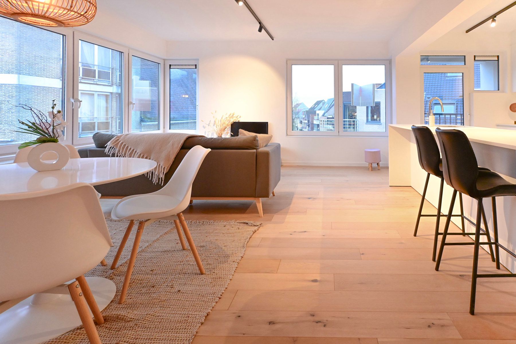 Prachtig gerenoveerd appartement aan de Markt in Gistel. foto 2