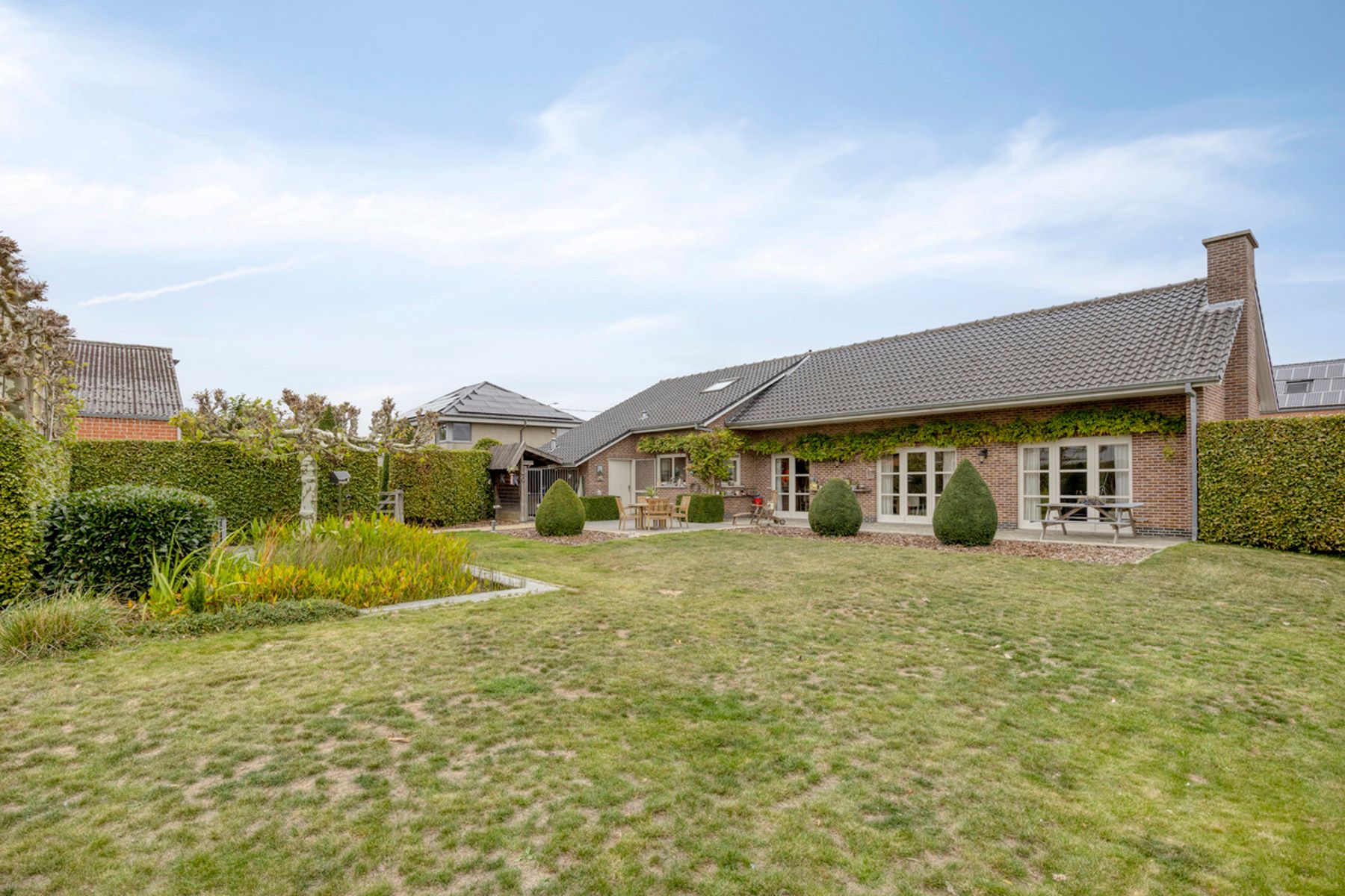 Exclusieve villa met grote loodsen combineer werken en wonen foto 38