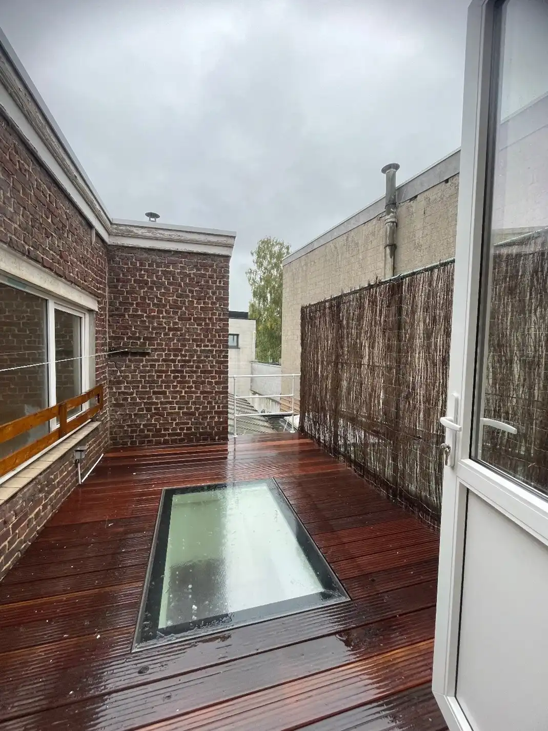 Herenhuis met 2 busnummers, buitenruimte en terras foto 2