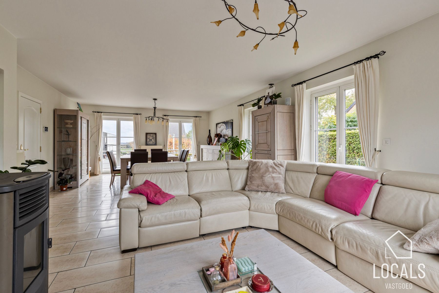 Prachtige eigendom met paardenstallen, zwembad en wellness  foto 4