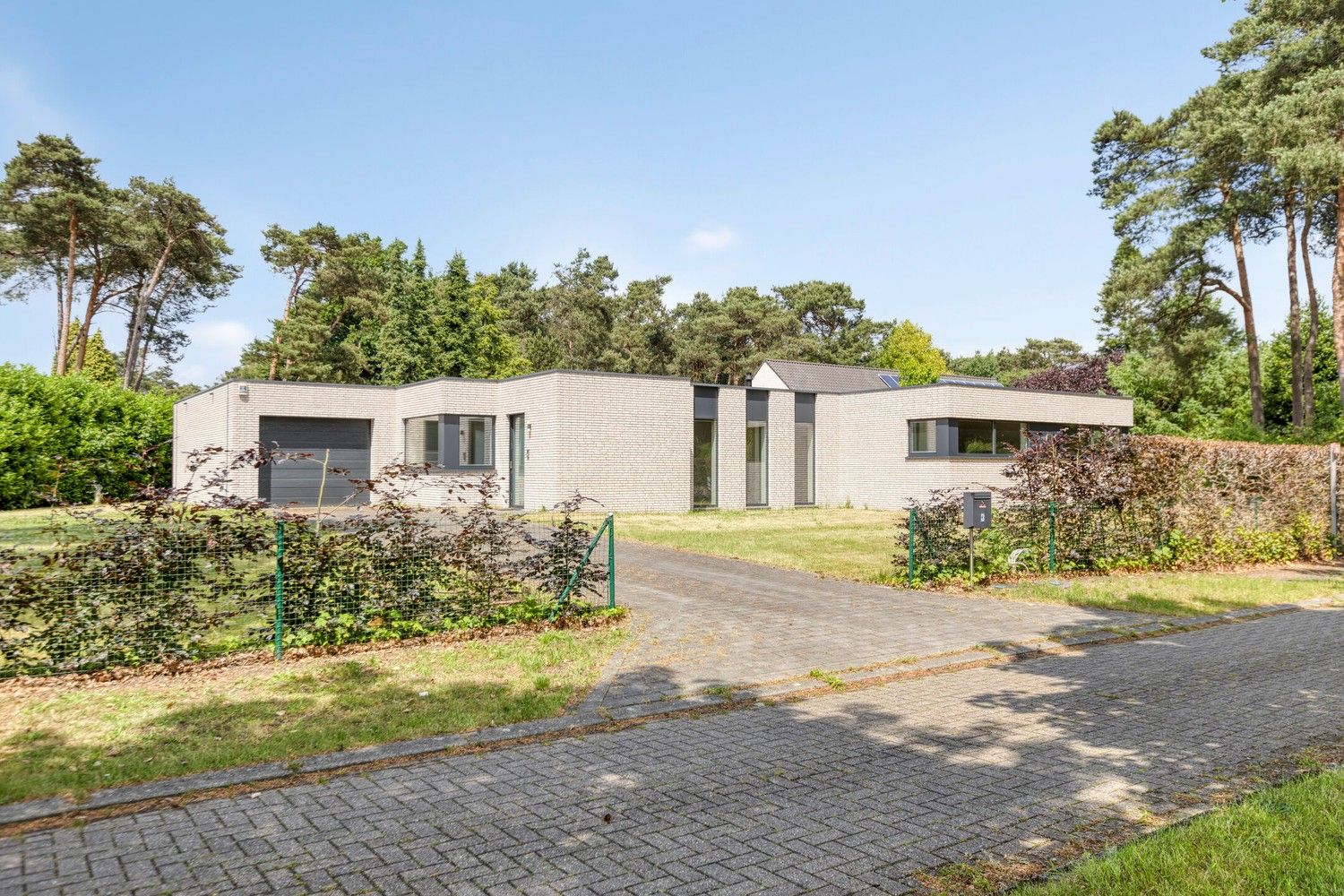 Ruime, energiezuinige bungalow op een toplocatie in residentiële villawijk foto 2