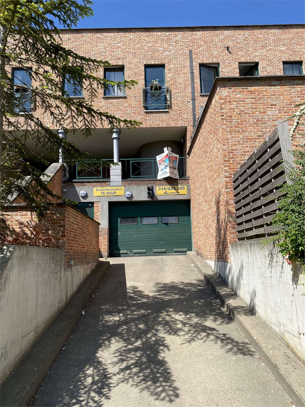 Overdekte, afgelijnde parkeerplaats te huur in centrum Leuven foto {{pictureIndex}}