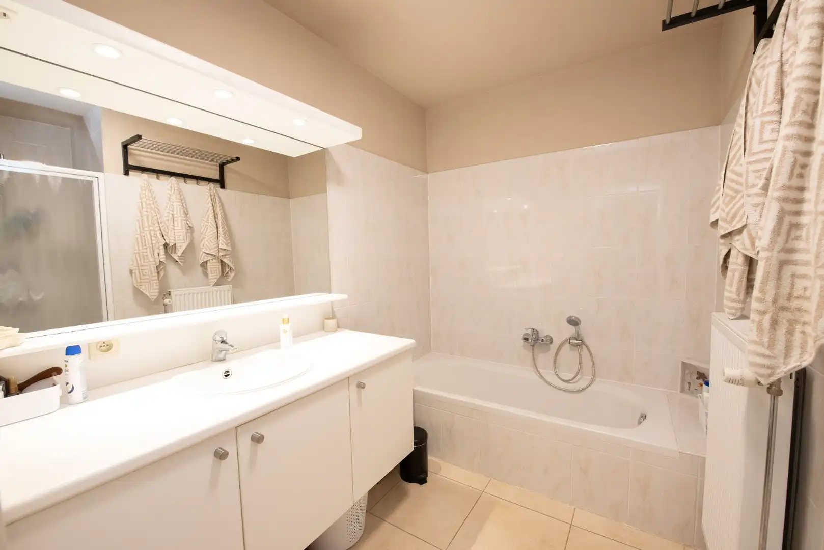 Gelijkvloers appartement in centrum Waregem met tuintje & garage. foto 8